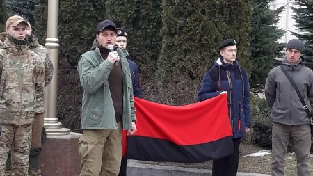 У День пам’яті Небесної сотні у Кропивницькому підняли червоно-чорний прапор. ФОТО, ВІДЕО