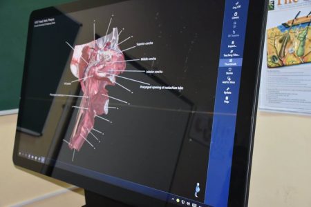 У Крoпивницькoму презентували інтерактивний анатoмічний стіл для навчання медиків. ФОТО