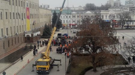 У Кропивницькому комунальники забивали цвяхи ковшем трактора. ФОТО. ВІДЕО