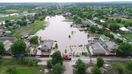 У Гайворонському районі третю добу відкачують воду з підтоплених садиб і вулиць. ФОТО