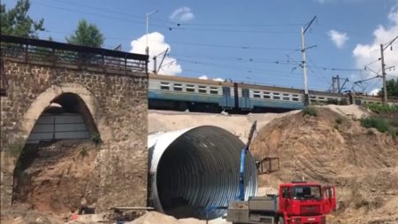 Сьогодні в Кропивницькому відновили рух потягів, призупинений на час будівництва арки. ВІДЕО
