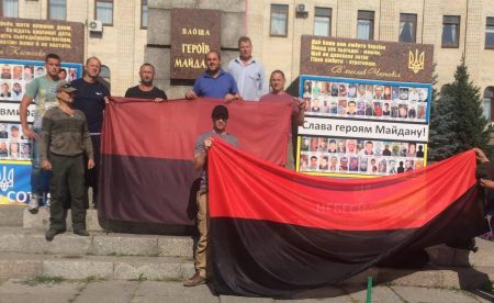 На центральній площі Кропивницького оновили прапор на честь річниці окремої роти 17-го батальйону. ФОТО