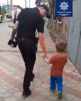 У Кропивницькому трирічний малюк сам пішов у супермаркет по робота. ФОТО