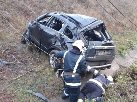 Смертельна ДТП на Кіровоградщині: автомобіль злетів із мосту на залізничні колії. ФОТО