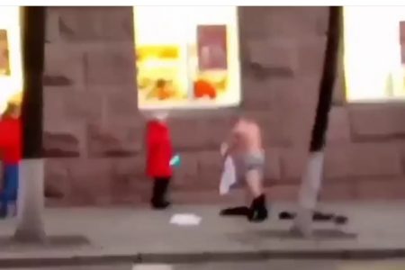 У Кропивницькому патрульні викликали швидку голому чоловікові