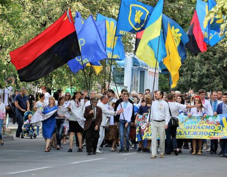 Хода вишиванок у Кропивницькому з висоти пташиного польоту. ВІДЕО