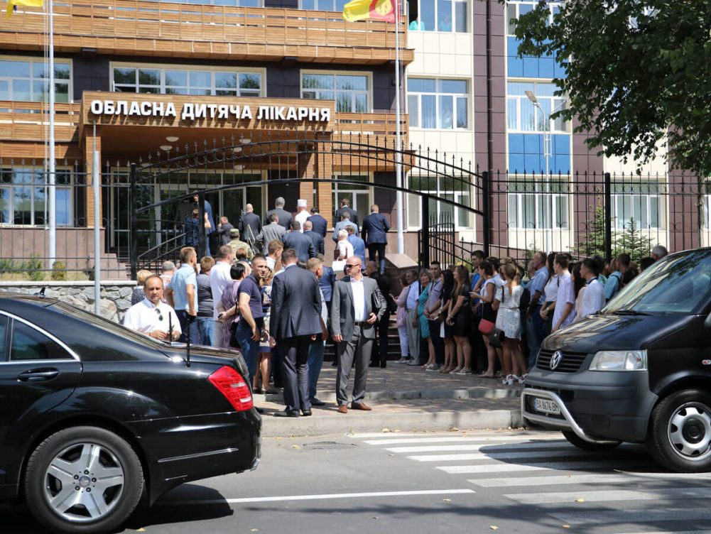 Петро Порошенко обіймався і фотографувався з кропивничанами, які чекали на нього окремо від інших. ФОТО. ВІДЕО