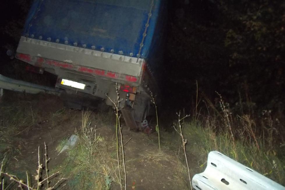 У Світловодському районі вантажівка з’їхала у кювет. ФОТО