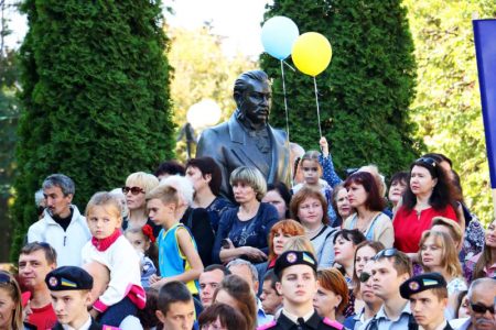 Новий автобус, величезна шарлотка й тривалі промови: у Кропивницькому почали святкувати День міста. ФОТОРЕПОРТАЖ