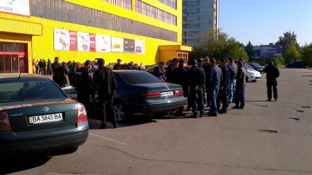 У Кропивницькому намагаються виселити з приміщення один із супермаркетів? ФОТО. ВІДЕО