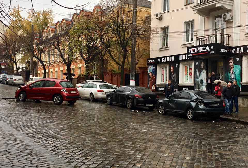 Чотири автівки за раз: у Кропивницькому сталося чергове ДТП. ФОТО