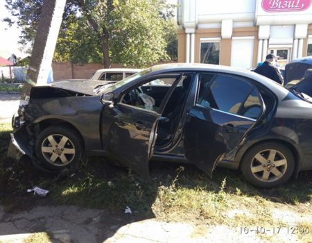 Відірване колесо й розбита електроопора: у Кропивницькому сталась чергова ДТП. ФОТО