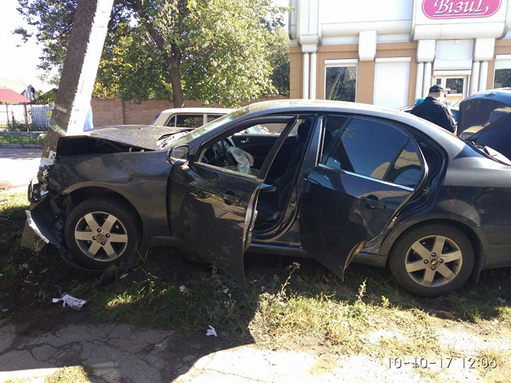 Відірване колесо й розбита електроопора: у Кропивницькому сталась чергова ДТП. ФОТО