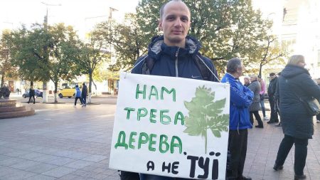 Міську раду пікетують природозахисники, вимагаючи не знищувати дерева біля заводу «Ельворті». ФОТО