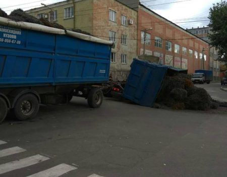 У Кропивницькому у вантажівки відірвався кузов. ФОТОФАКТ