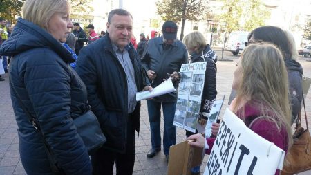 Депутати відповіли на заклик активістів припинити знищення дерев мовчанням