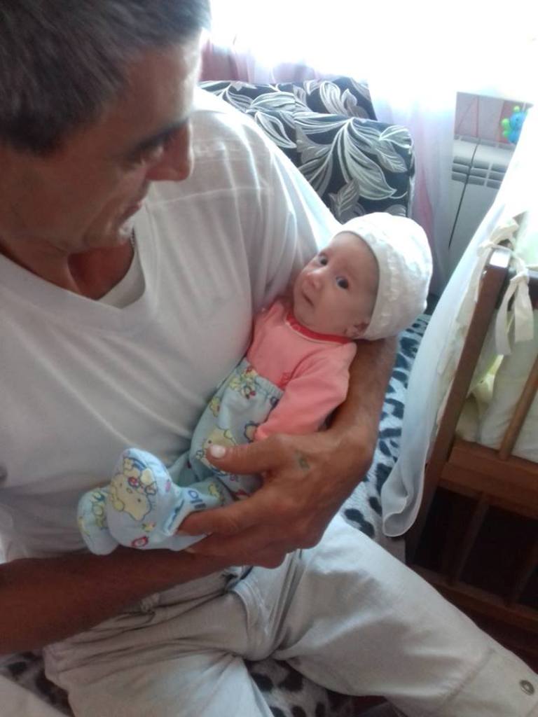 У Кропивницькому молоді батьки просять допомогти врятувати піврічну донечку. ФОТО