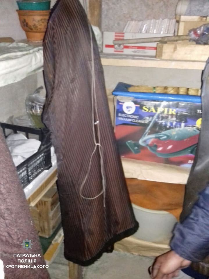 Невдале самогубство: поліцейські не дали чоловіку повішатись після побиття матері. ФОТО