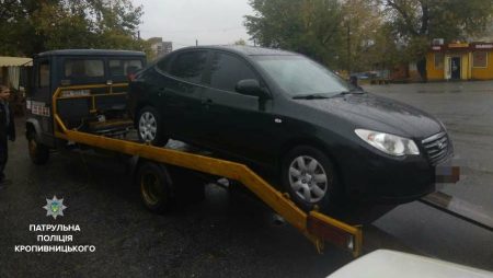 У Кропивницькому автівку відправили на штрафмайданчик за парковку на місці для людей із інвалідністю. ФОТО