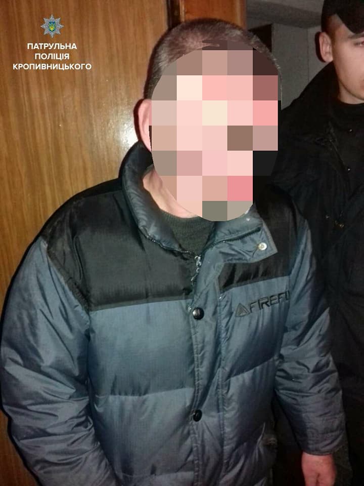 Невдале самогубство: поліцейські не дали чоловіку повішатись після побиття матері. ФОТО