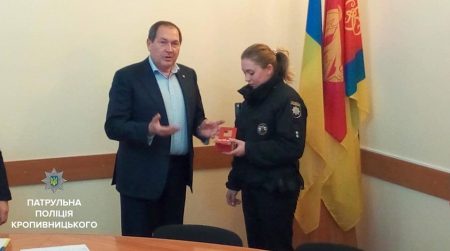 Патрульну з Кропивницького, яка надала першу медичну допомогу пораненому ножем колезі, нагородили годинником