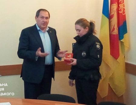 Патрульну з Кропивницького, яка надала першу медичну допомогу пораненому ножем колезі, нагородили годинником