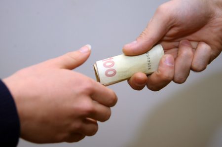 У Кропивницькому на хабарі затримали заступника керівника одного з навчальних закладів. ВІДЕО