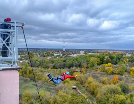 Як ефектно стрибнути з даху, або Роуп-джампінг у Кропивницькому. ФОТО
