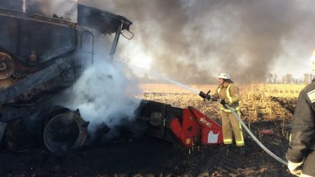 У Новгородківському районі на полі горів комбайн. ФОТО