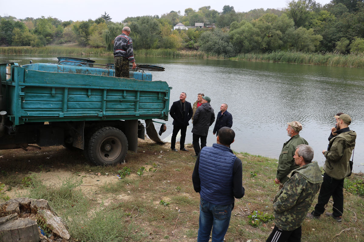 15 тисяч товстолобів, стільки ж білих амурів та чотири тисячі сомів - у Новоархангельську зарибили Синюху. ФОТО 1