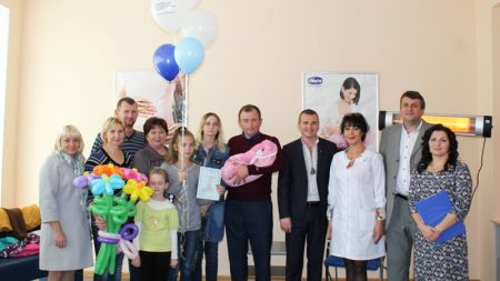 У перинатальному центрi вперше цього року вручили свiдоцтво про народження дитини. ФОТО