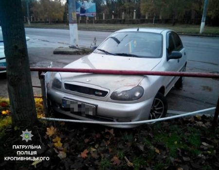 У Кропивницькому п’яний учень автошколи врізався в паркан. ФОТО