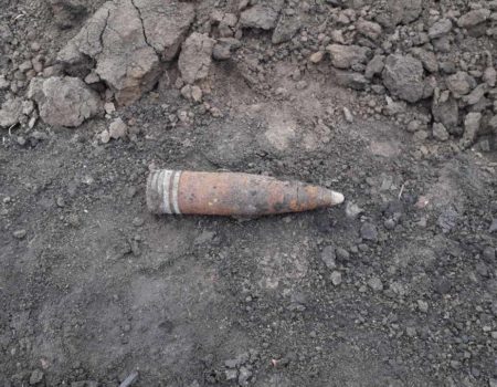 У Кіровоградському районі серед села знайшли артелерійський снаряд. ФОТО