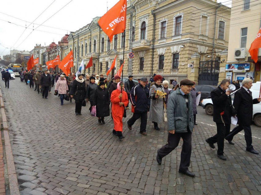 Офіс у центрі, радянська символіка, масові акції &#8211; як поживає заборонена Комуністична партія в Кропивницькому. ФОТО