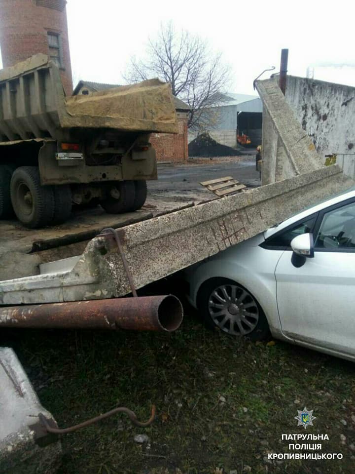 У Кропивницькому водій напідпитку в’їхав у бетонну огорожу. ФОТО