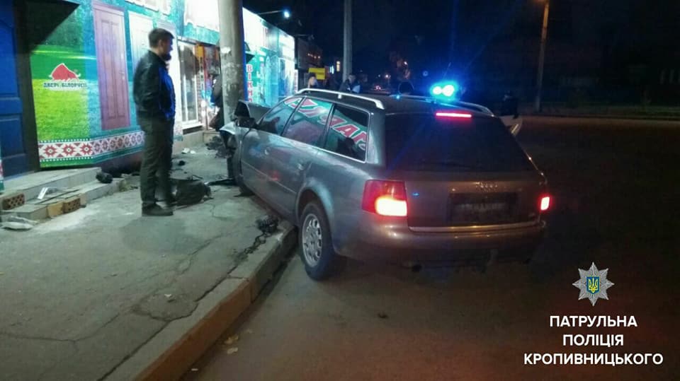 У Кропивницькому водій намагався втекти з місця ДТП, прихопивши номерний знак авто. ФОТО