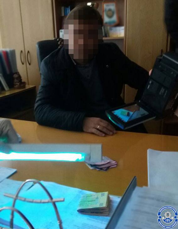 На Кіровоградщині одного з керівників райдержадміністрації &#8220;спіймали за руку&#8221; з хабарем. ФОТО