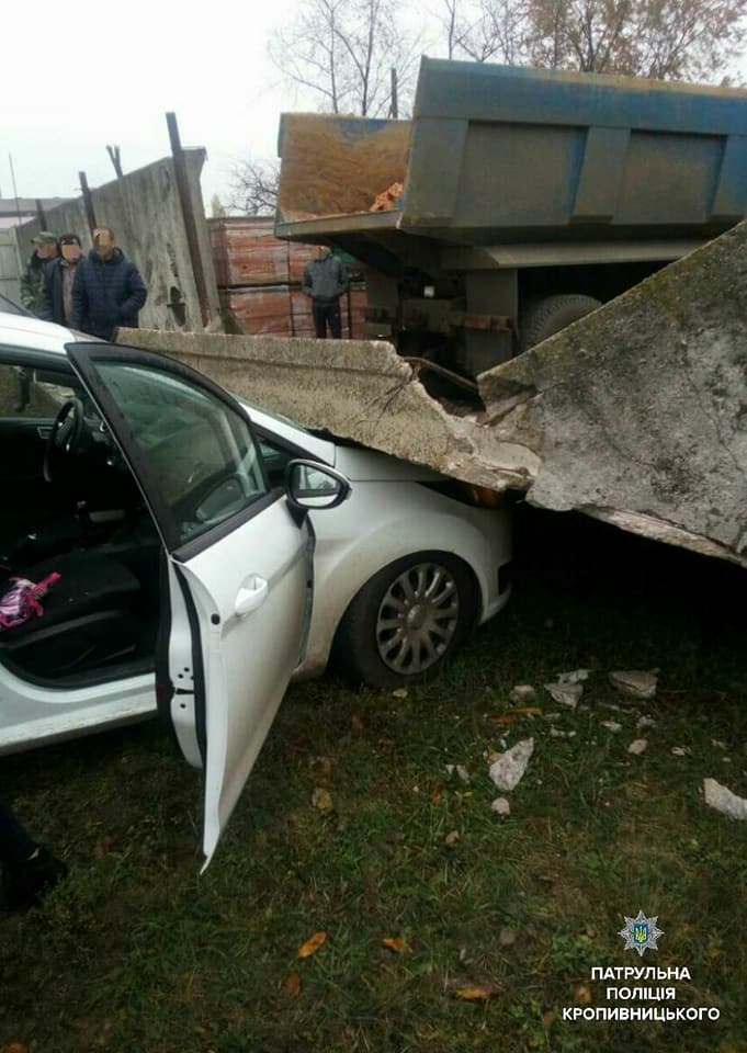 У Кропивницькому водій напідпитку в’їхав у бетонну огорожу. ФОТО