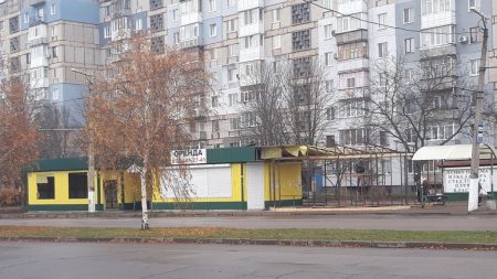 Прибирають і ставлять: у Кропивницькому перенесли зупинку, щоб встановити поряд із двома непрацючими ще один МАФ. ФОТО