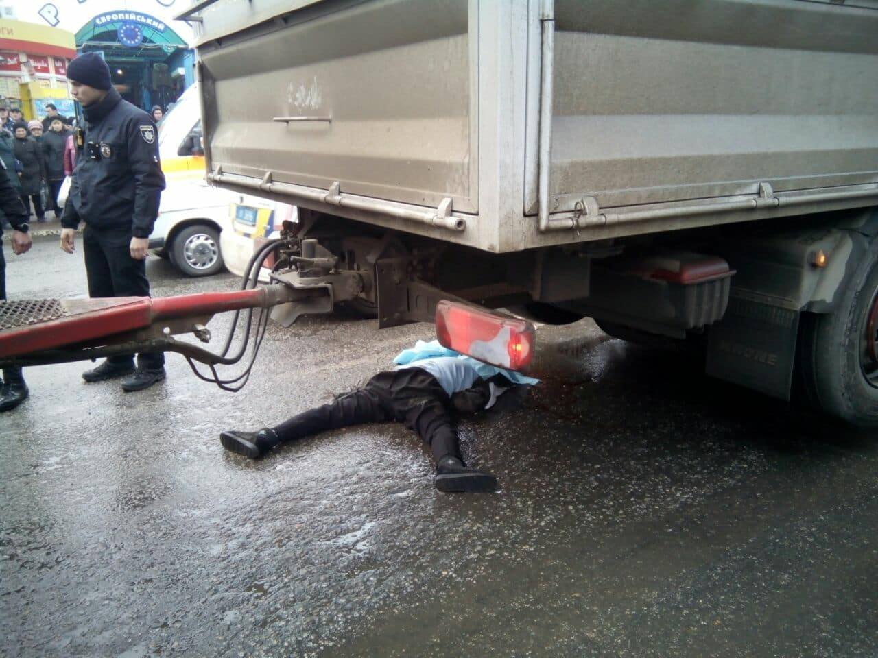 У Кропивницькому під колесами вантажівки загинула людина. ФОТО. ОНОВЛЕНО