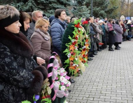 У Кропивницькому попрощалися із засновницею всеукраїнського фестивалю “Калиновий спів”. ФОТО