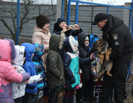 Головне управління Нацполіції в Кіровоградській області організувало вихованцям дитсадка екскурсію до кінологів. ВІДЕО