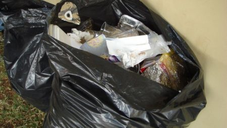 Кропивничани влаштували комунальникам перфоманс із невивезеним сміттям. ВІДЕО