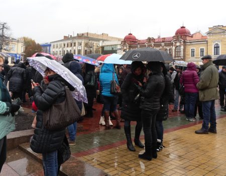 Підприємці з «Європейського» вийшли на пікет, заявляють про відключення світла й «чорну бухгалтерію»