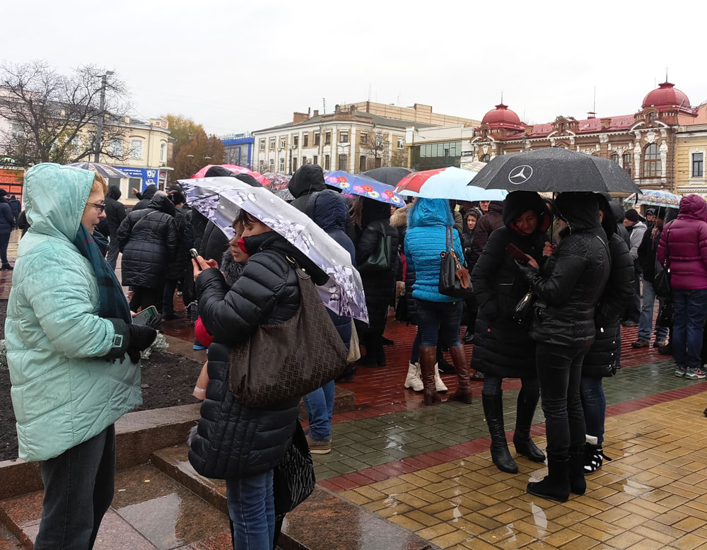 Підприємці з «Європейського» вийшли на пікет, заявляють про відключення світла й «чорну бухгалтерію»