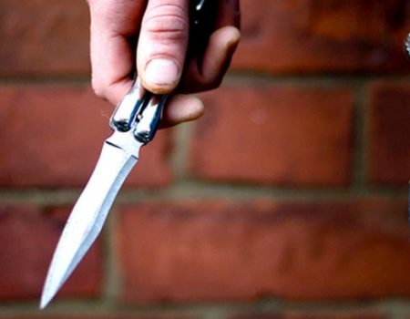 У Кропивницькому неповнолітній хлопець біля зупинки отримав удар ножем у груди
