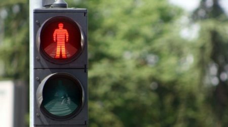 «Смішний» світлофор у центрі Кропивницького обстежать. ВІДЕО. ОНОВЛЕНО