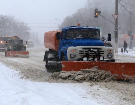 На дорогах Кіровоградщини почала працювати снігоприбиральна техніка