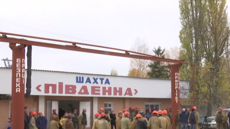 Шахтарі Інгульської шахти страйкуватимуть, поки не побачать письмового наказу про підвищення зарплат. ВІДЕО