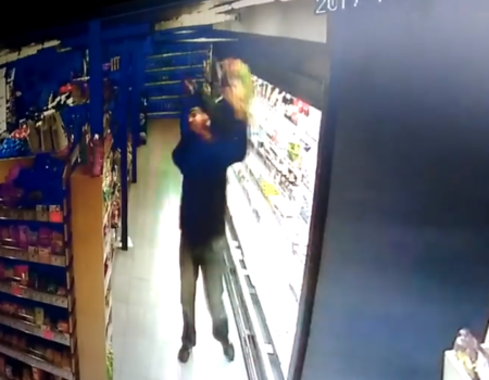 Шокуючі кадри: У супермаркеті на Пацаєва чоловік впустив дитину й не надав допомоги. ВІДЕО